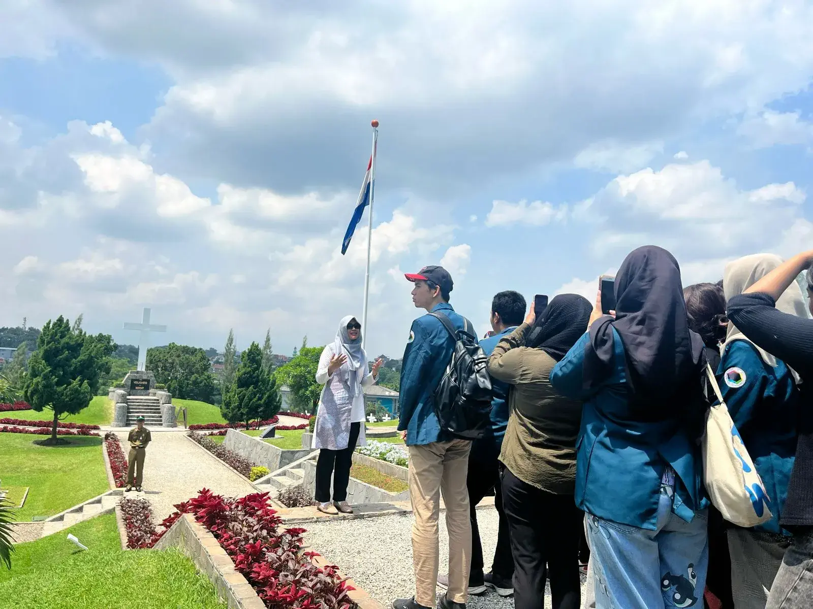 Membangun Jembatan untuk Perdamaian Dialog Kolaboratif Antara Keluarga Korban Perang Belanda dan Mahasiswa Hubungan Internasional UNDIP 1